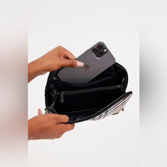 ✨Gone for Good✨ Beis - The Cosmetic Pouch Set in Plaid - Picture 2 of 6